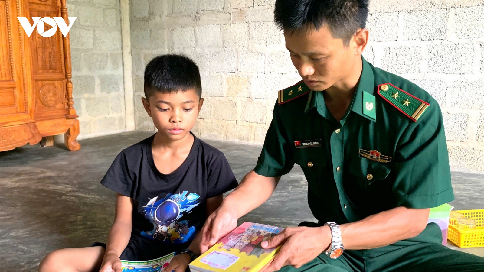 Bộ đội Biên phòng thành phố Huế tiếp sức học sinh nghèo đến trường