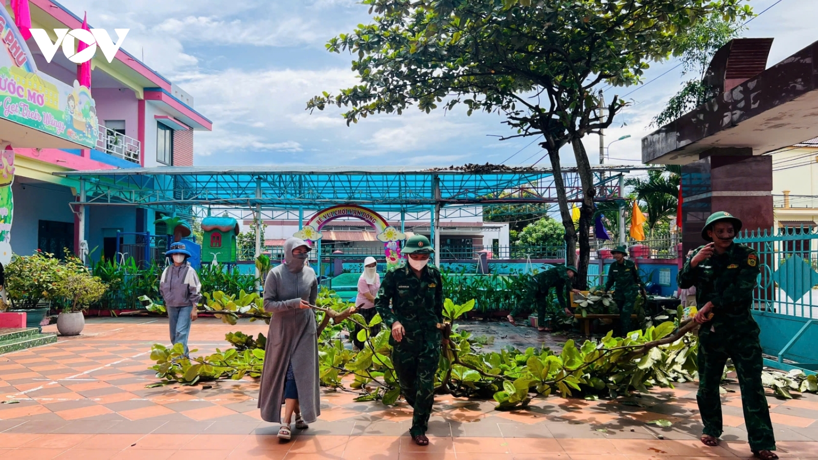 Quảng Trị cho học sinh nghỉ học, Huế kêu gọi hạn chế ra đường ứng phó bão số 10