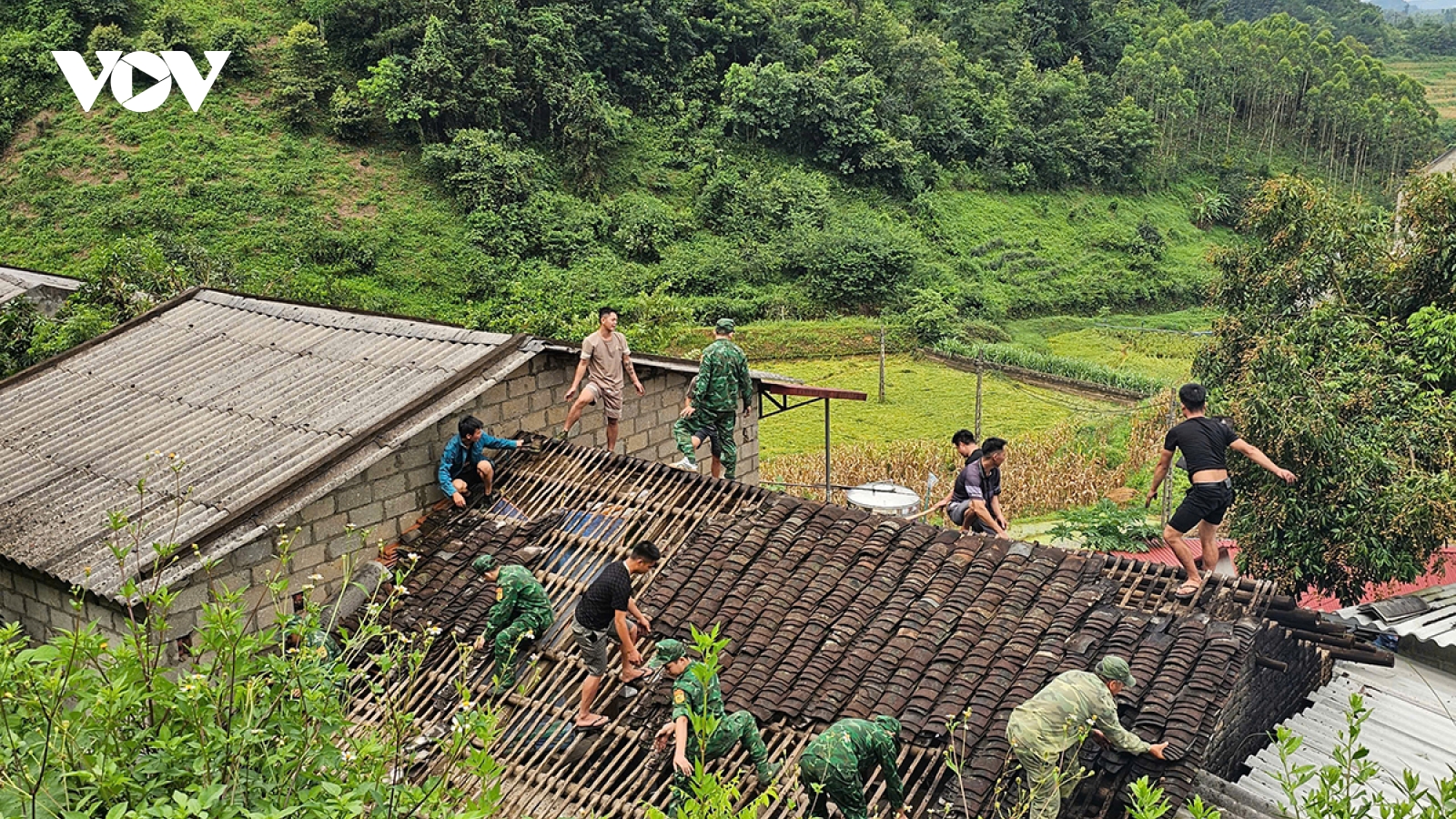 Lạng Sơn: Bộ đội giúp dân xoá nhà tạm, thắp sáng bản làng