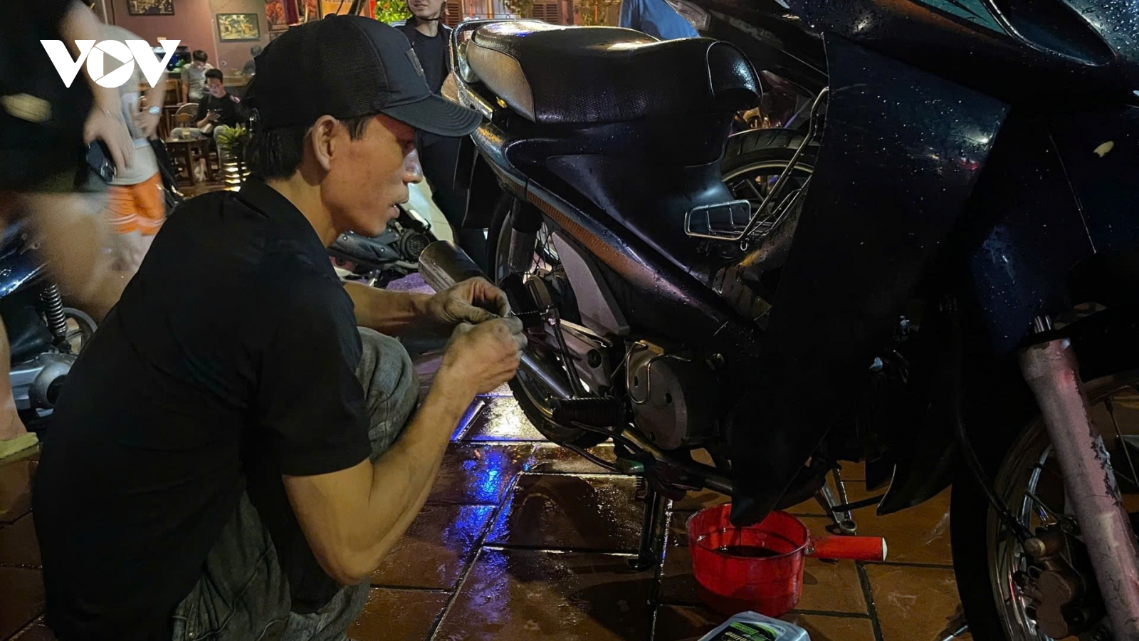 Nhiều cửa hàng sửa xe từ chối khách vì quá tải sau ngày ngập nghiêm trọng ở Hà Nội