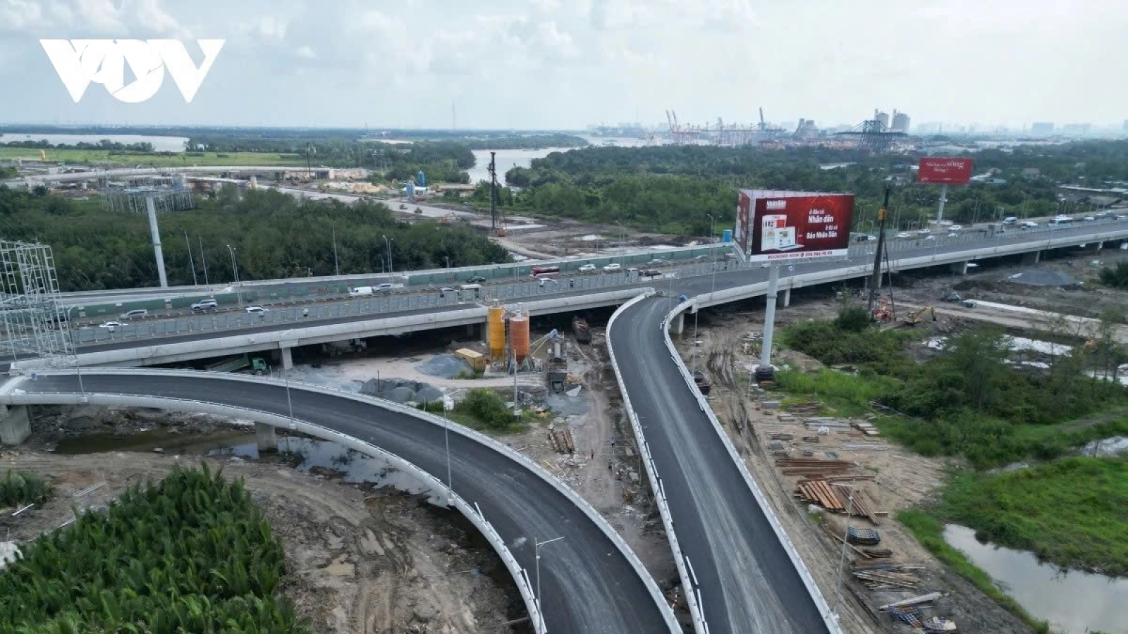 Phải vượt mục tiêu 3.000 km cao tốc và 1.700 km đường ven biển trong năm 2025