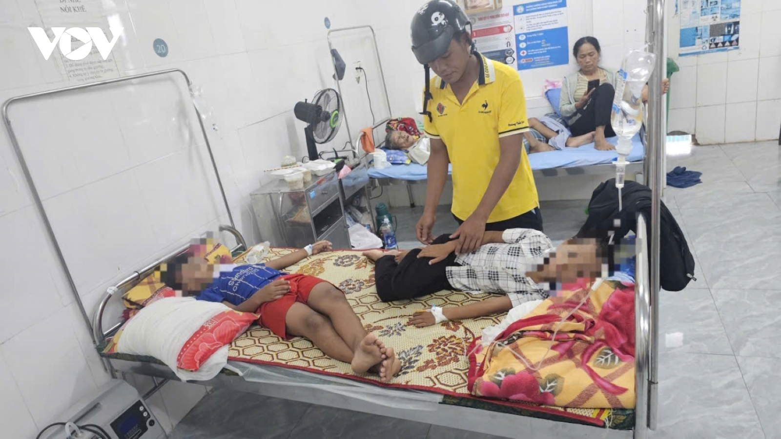 Xác minh thông tin hiệu phó không cho đưa học sinh bị ngộ độc đi cấp cứu