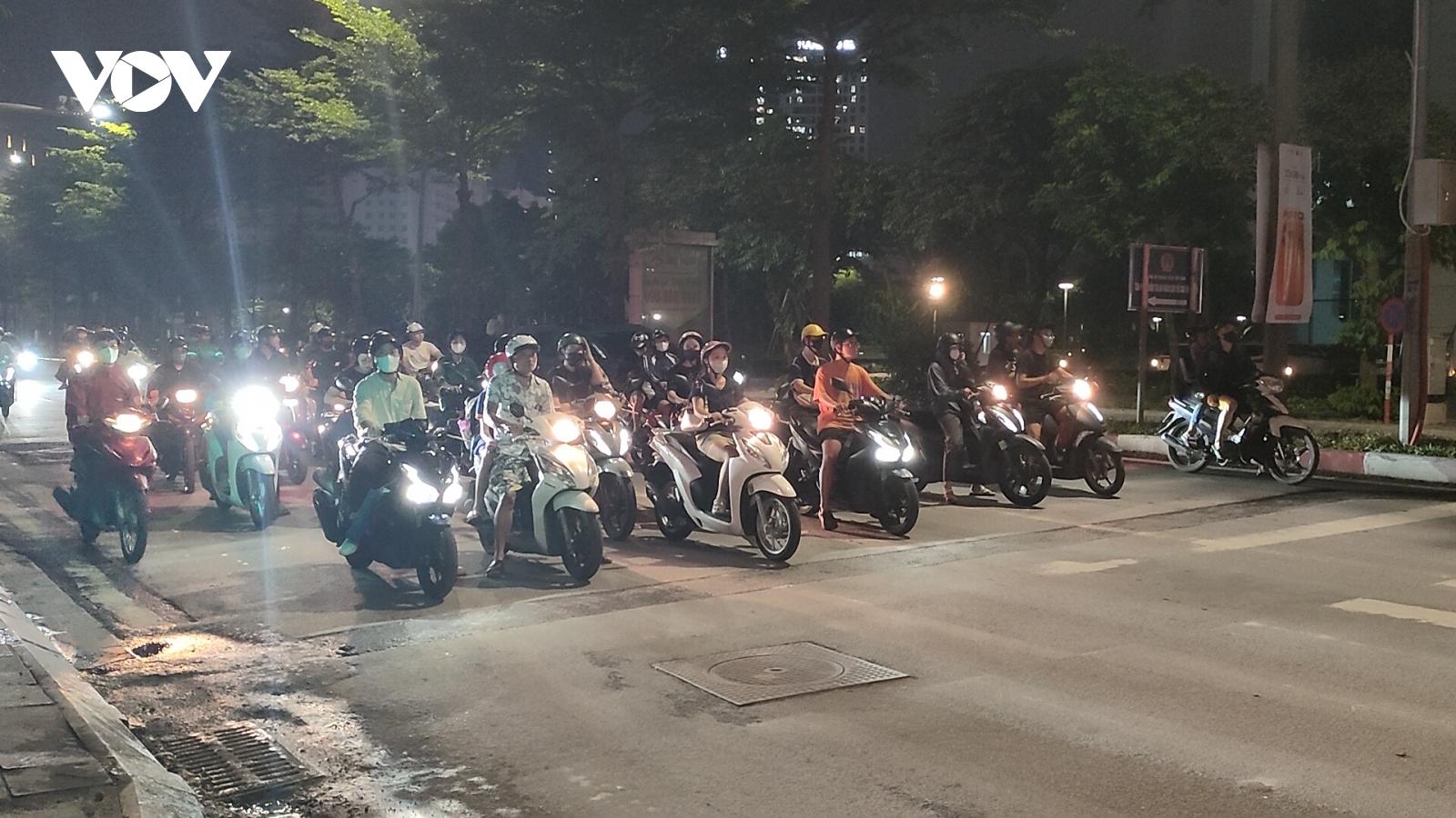 Hà Nội thí điểm lắp camera AI phạt nguội, ý thức người đi đường khác hẳn