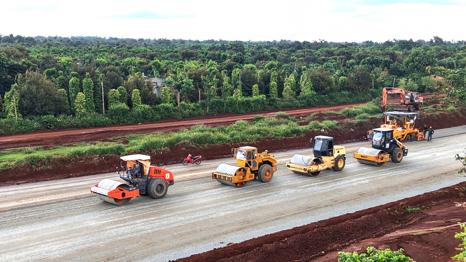 Khí thế sôi nổi trên công trường cao tốc Khánh Hoà - Buôn Ma Thuột