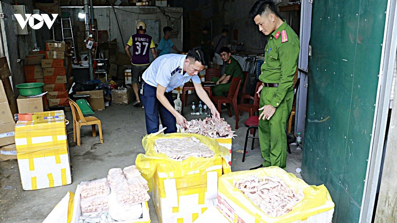 Hàng nghìn chân gà, nem chua, xúc xích không rõ nguồn gốc bị thu giữ ở Nghệ An