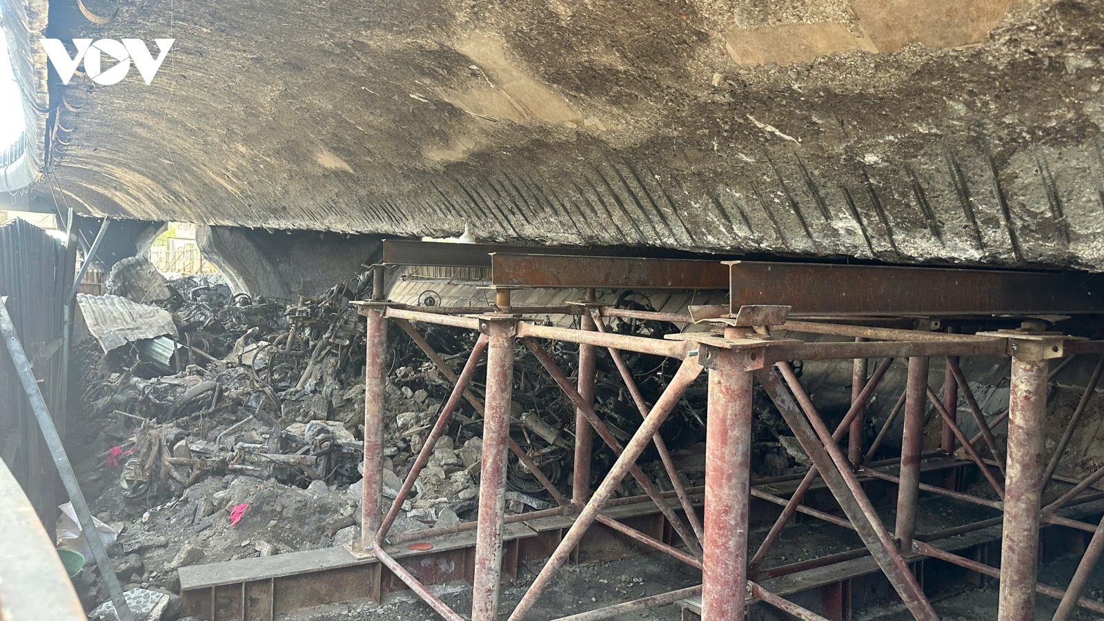 "Chống nạng" cho Cầu Vĩnh Tuy sau vụ cháy bãi trông giữ xe