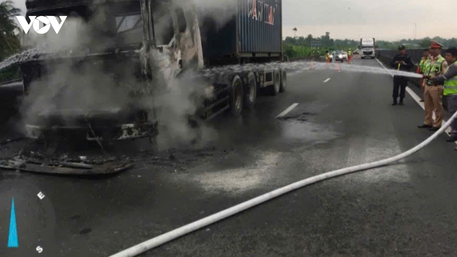 Đồng Tháp: Xe đầu kéo bị cháy trên cao tốc là do nổ lốp trái, thiệt hại hoàn toàn