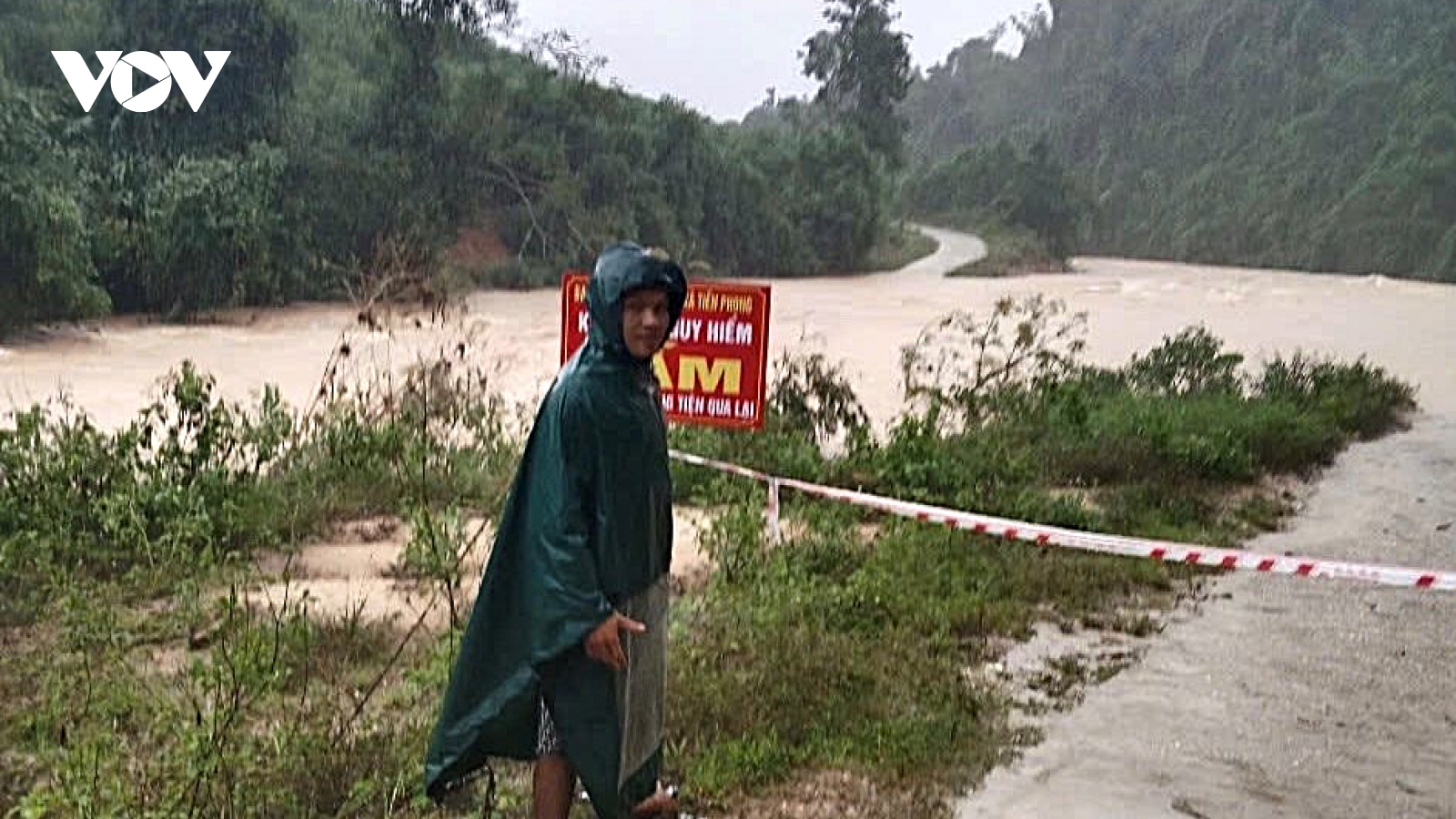 Ngập úng, sạt lở khiến nhiều bản vùng cao ở Nghệ An bị cô lập