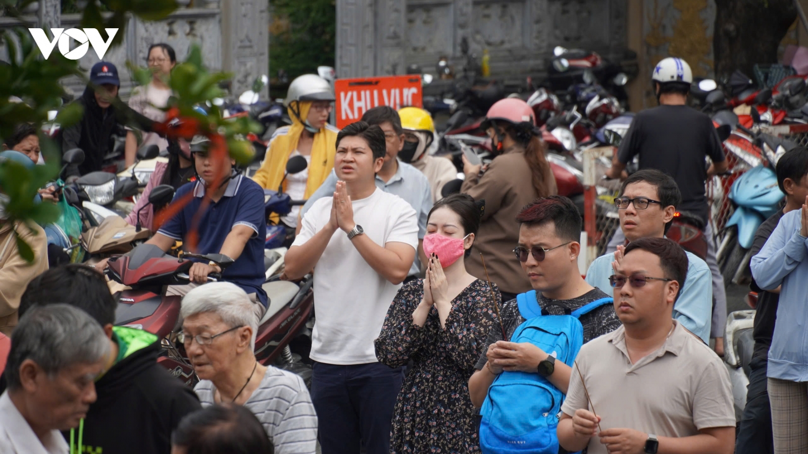 Lễ Vu lan, đông đảo người dân TP.HCM đến chùa dâng hương, cầu an