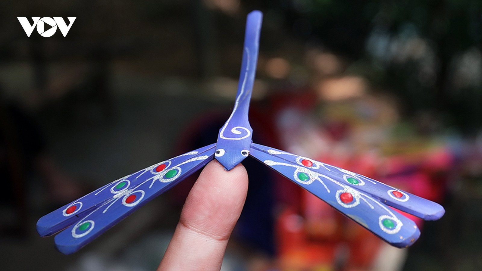 Độc đáo làng nghề làm chuồn chuồn tre bên chùa Tây Phương