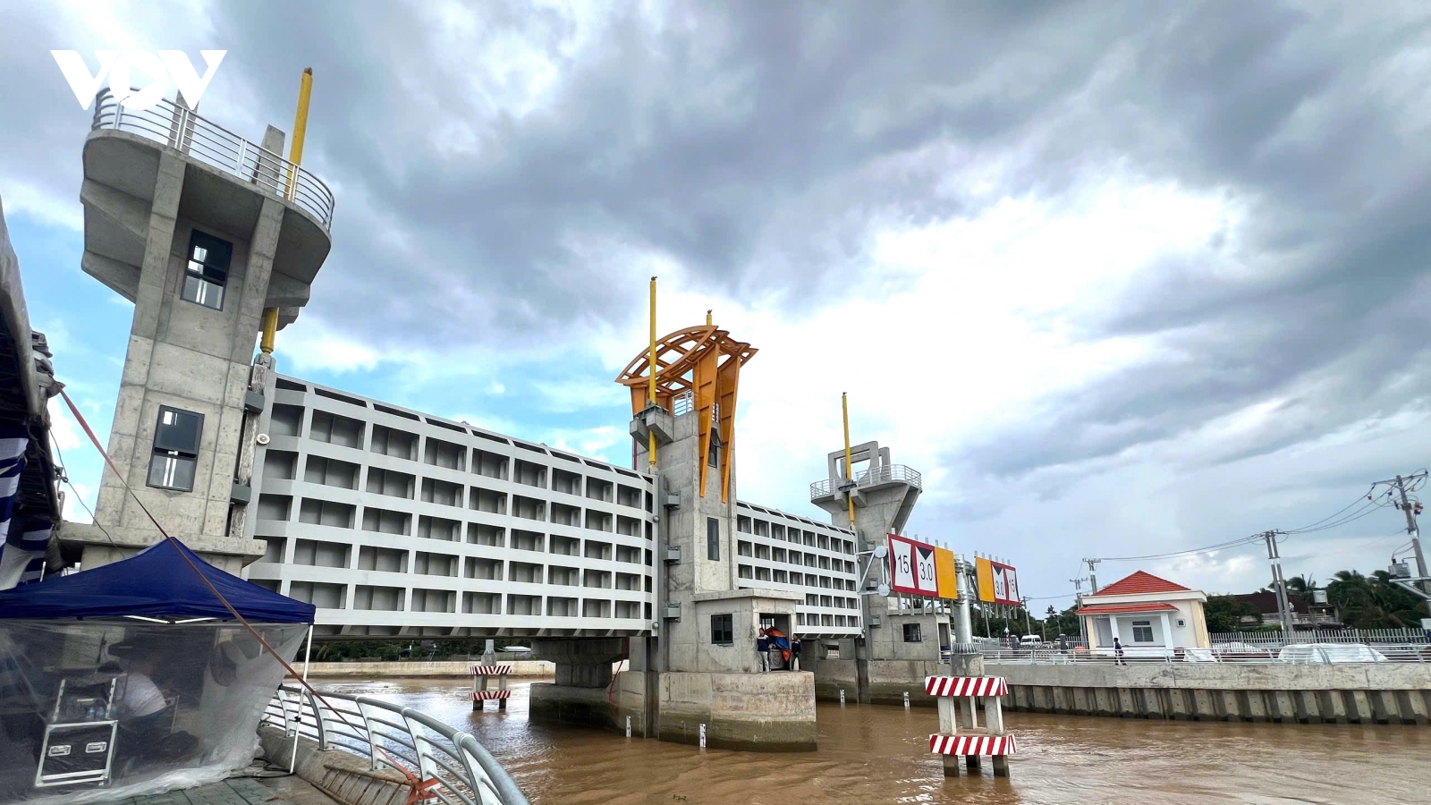 Vĩnh Long vận hành cống Cái Hàn phục vụ 5.000 ha cây ăn trái, hoa kiểng của người dân