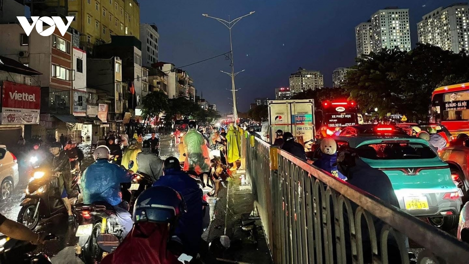 Nước ngập bốn bề, dân công sở Hà Nội bất đắc dĩ ở lại cơ quan