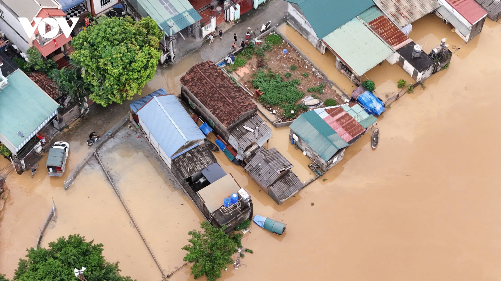 Nước lũ tràn qua đê sông Bùi khiến nhiều nơi ở ngoại thành Hà Nội bị ngập