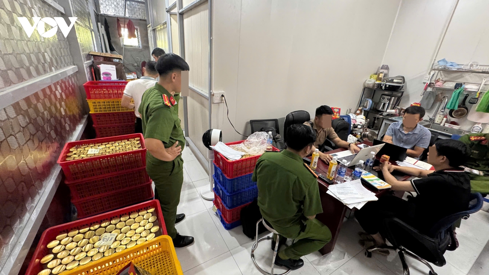 Xóa sổ đường dây sản xuất, tiêu thụ hàng chục ngàn hũ yến chưng giả trên cả nước