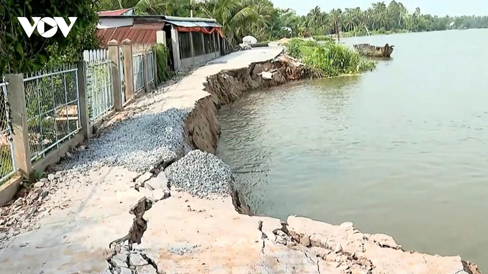 Sạt lở gây ngập 15 căn nhà ở Vĩnh Long