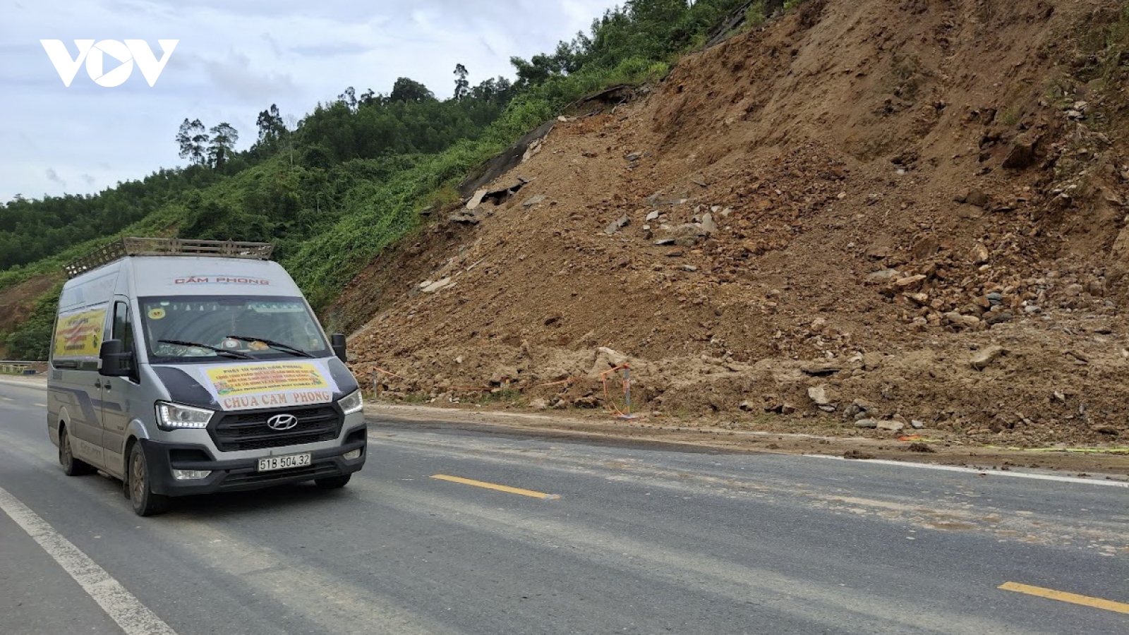 Khắc phục giao thông qua miền Trung bị hư hỏng do bão số 10