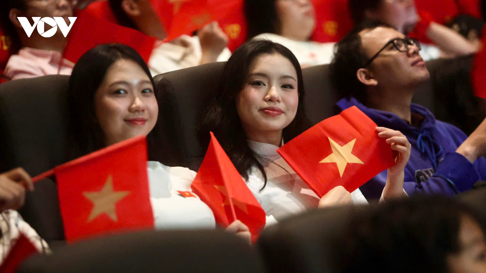 Người dân TP.HCM vỡ òa cảm xúc khi xem trực tiếp diễu binh, diễu hành qua màn ảnh rộng