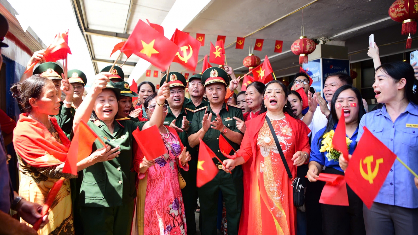 Người dân chia tay các chiến sĩ thực hiện nhiệm vụ A80 lên tàu vào Nam