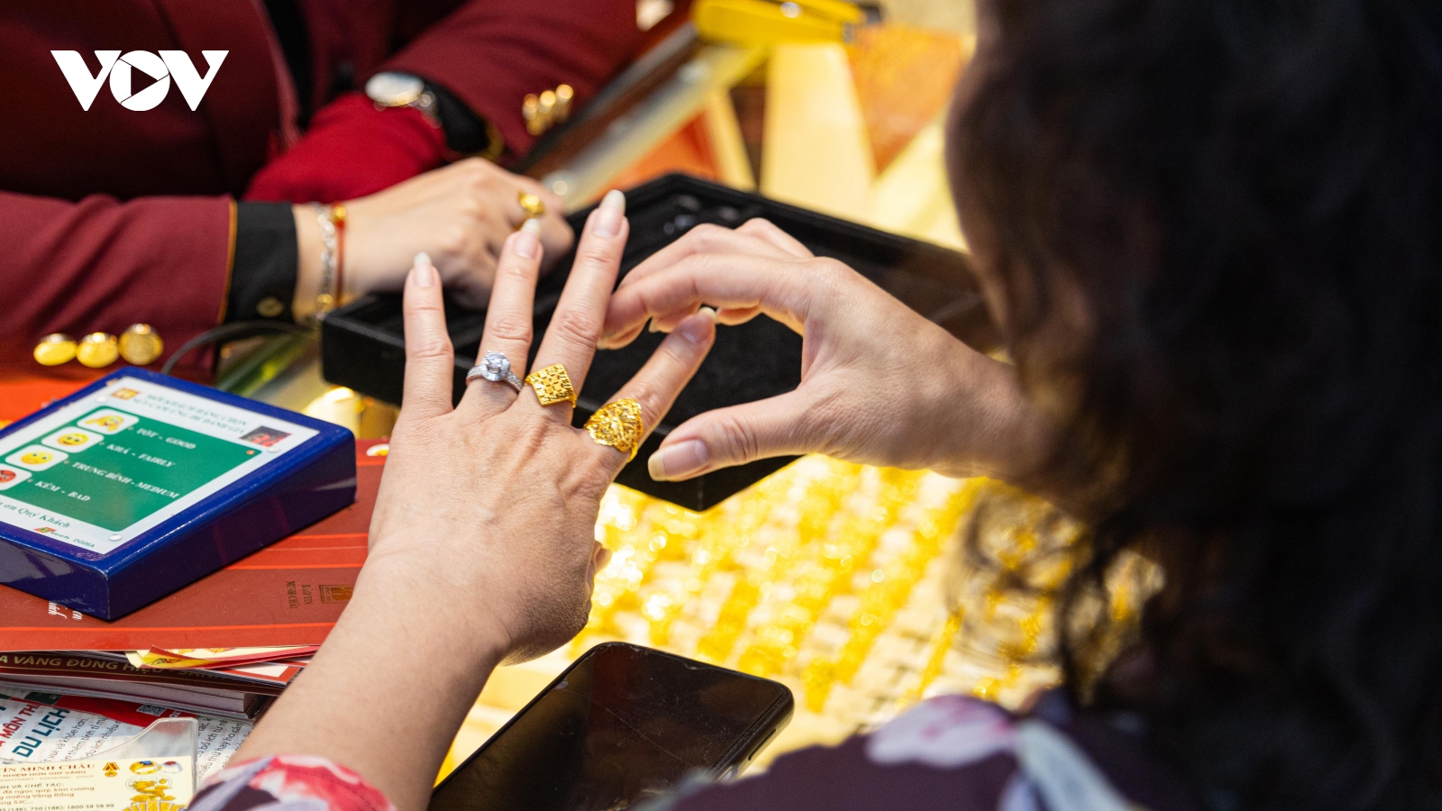 Giá vàng đang giảm, có nên chi tiền mua vào không?