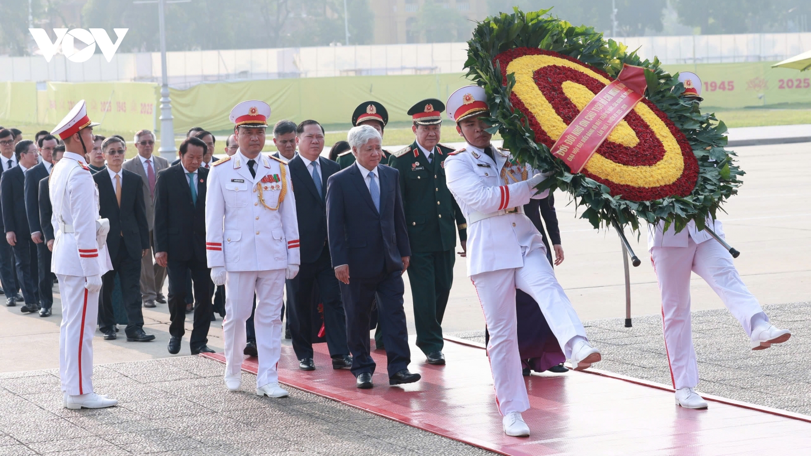Các đoàn thể Trung ương vào Lăng viếng Chủ tịch Hồ Chí Minh