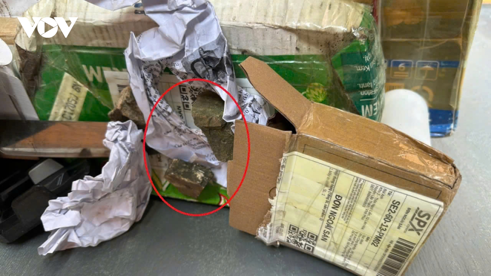 Lừa bán mô hình nhân vật hoạt hình trên mạng rồi gửi gạch cho khách hàng