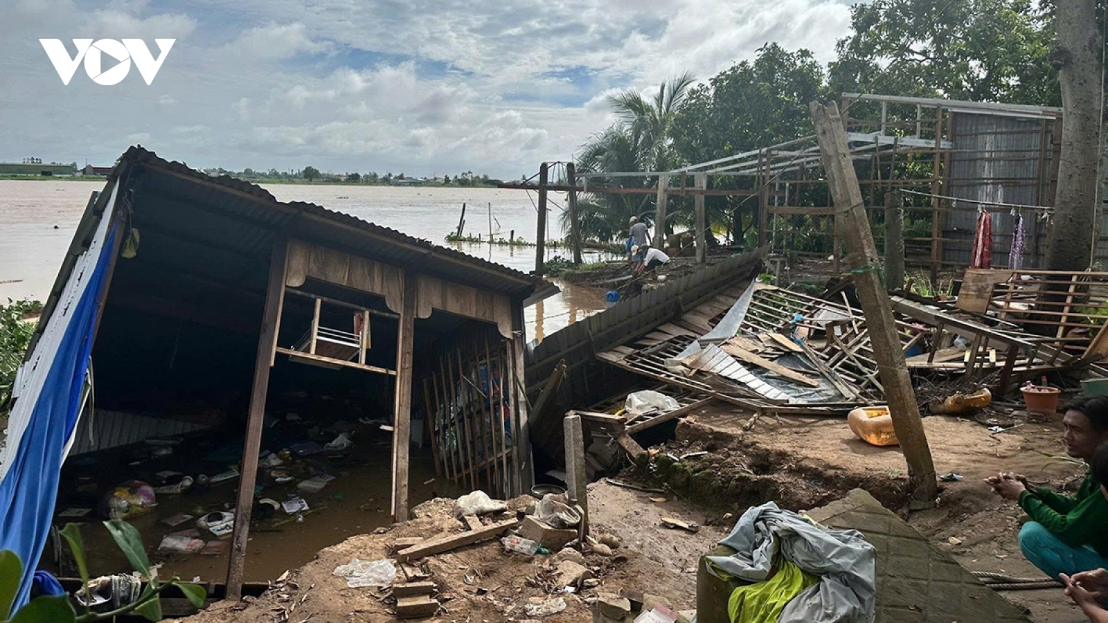 Sạt lở đường ở An Giang làm 2 căn nhà sập xuống sông