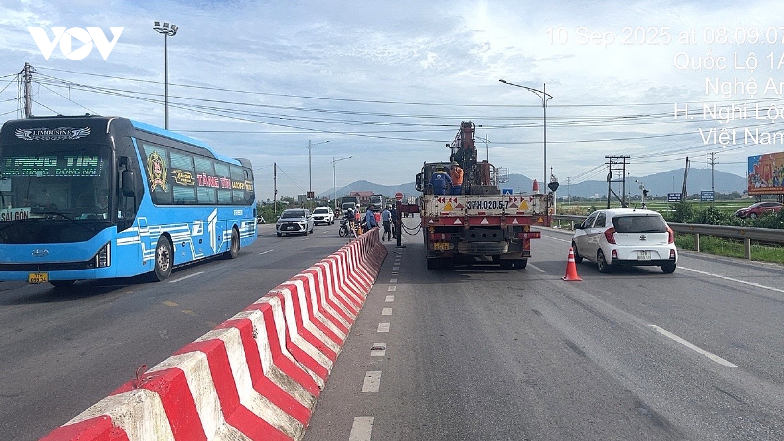 Đóng điểm mở dải phân cách trên Quốc lộ 1 tại Nghệ An