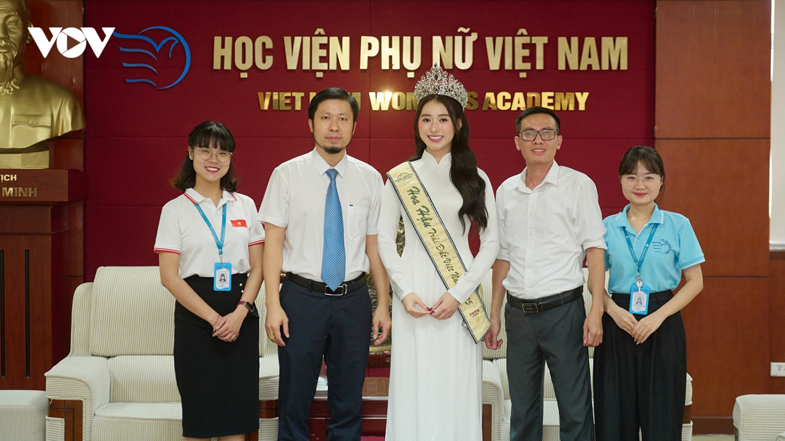 Hoa hậu Trâm Anh tri ân thầy cô trong ngày khai giảng