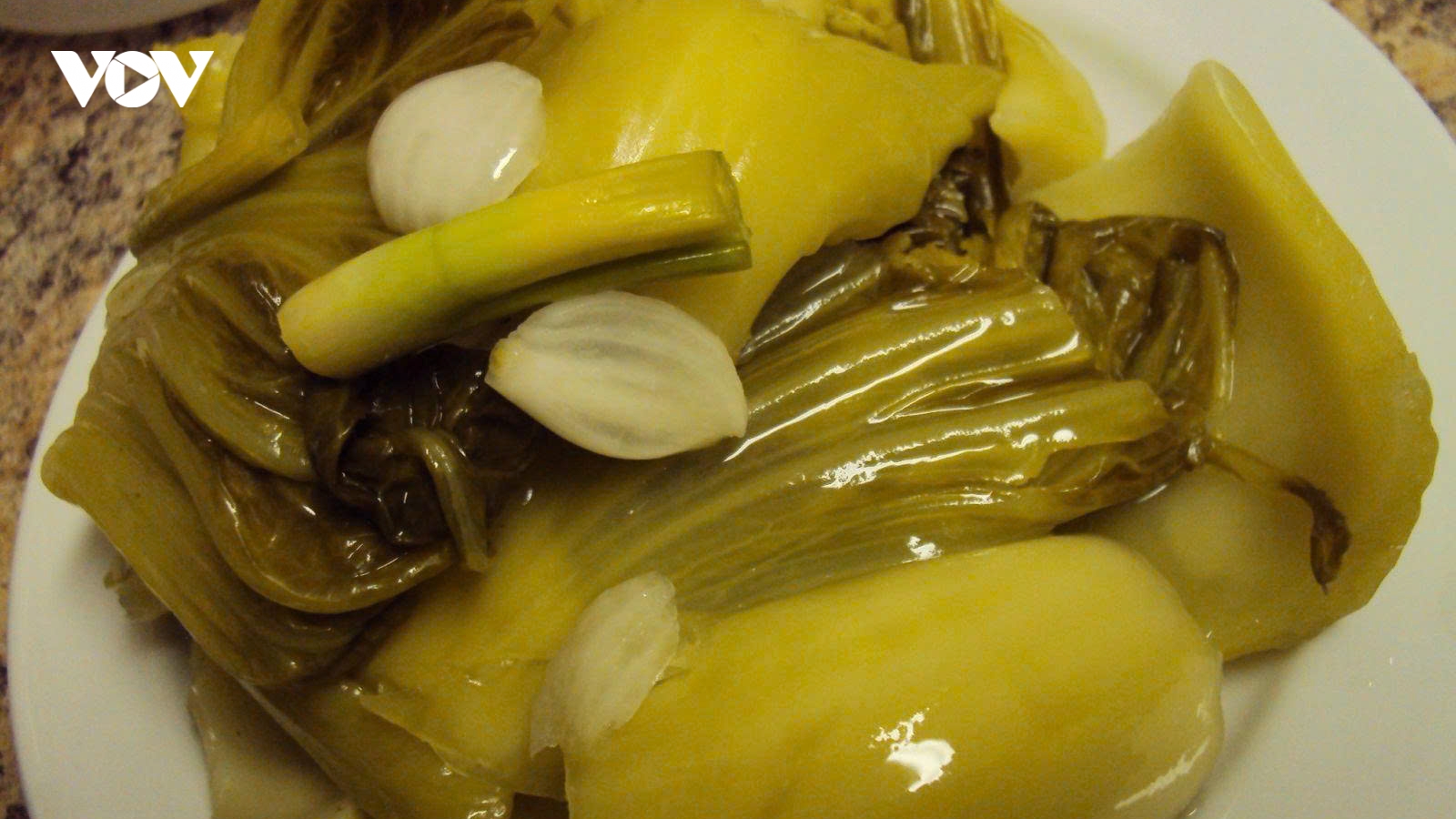 Ăn dưa muối: Lợi ích, nguy cơ và cách dùng an toàn