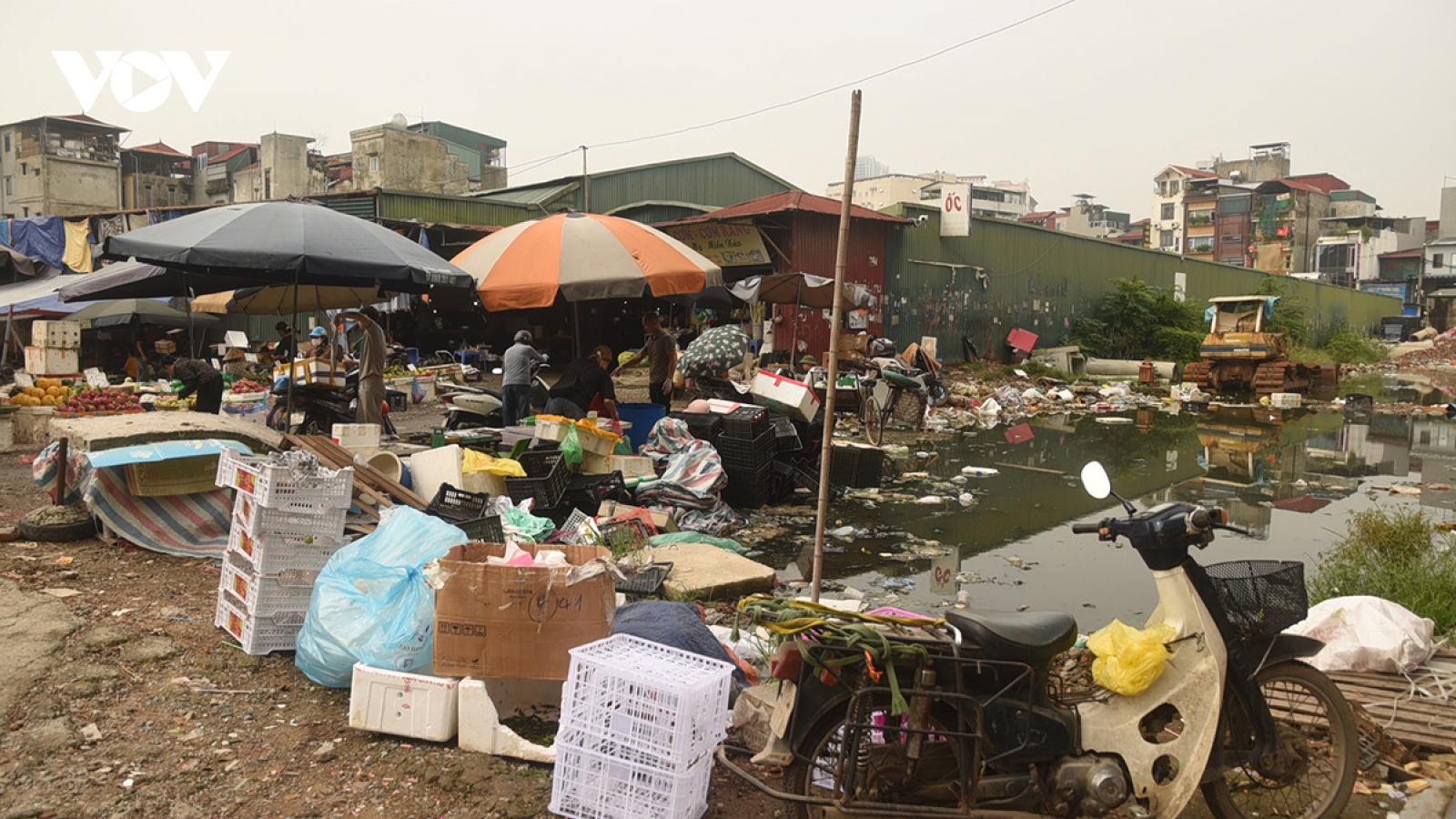 Dự án đường vào Trường Đại học Hà Nội dở dang, dân khốn khổ vì ô nhiễm