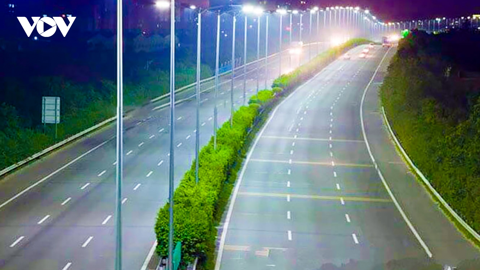 Cây xanh ở dải phân cách đường cao tốc: "Tai nạn không phải do cây mà do người"