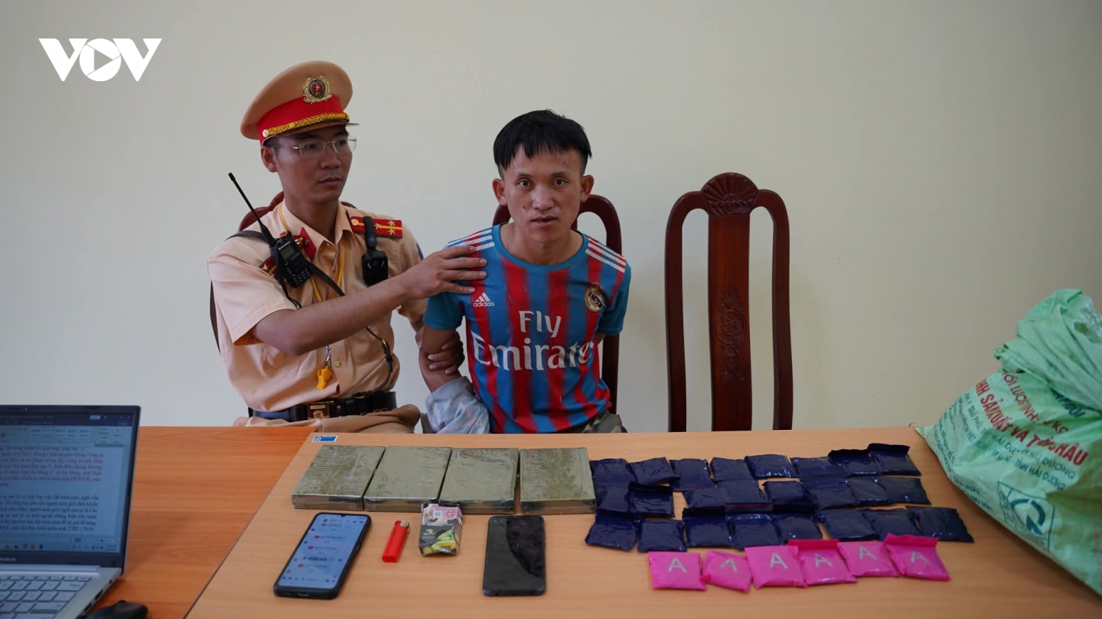 Bắt giữ đối tượng vận chuyển 4 bánh heroin, 6.000 viên ma túy tổng hợp