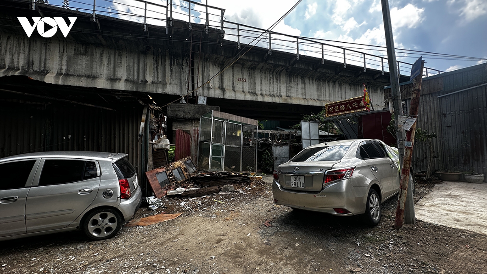 Gầm cầu cạn Thăng Long ở Hà Nội bị lấn chiếm làm nhà kho, nơi đỗ xe