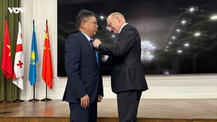 Viện sĩ hàn lâm khoa học Việt Nam nhận bằng viện sĩ Liên hiệp các VHLKH thế giới