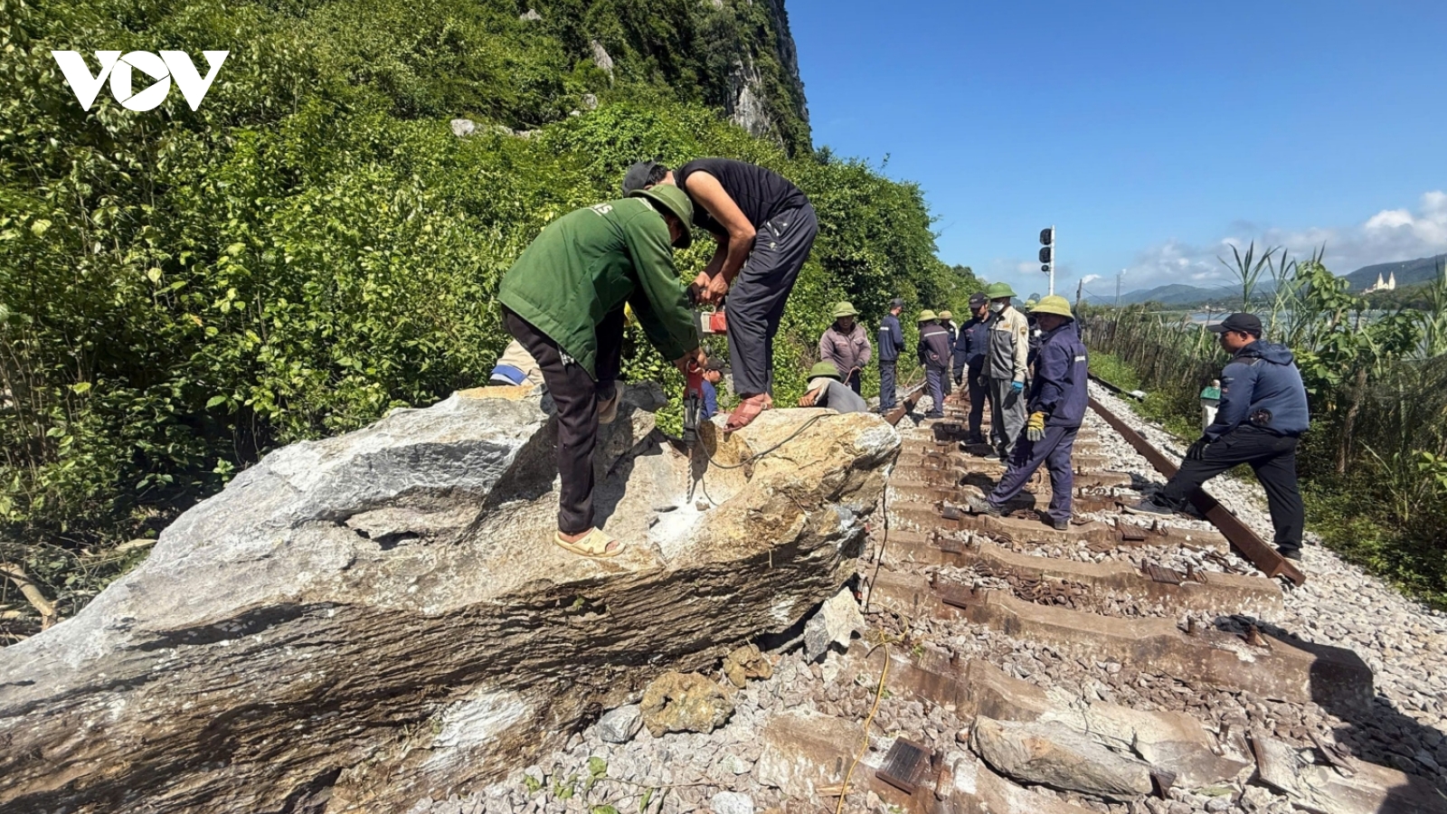 Đường sắt Bắc - Nam qua Quảng Trị thông tuyến sau nhiều giờ ách tắc vì sạt lở