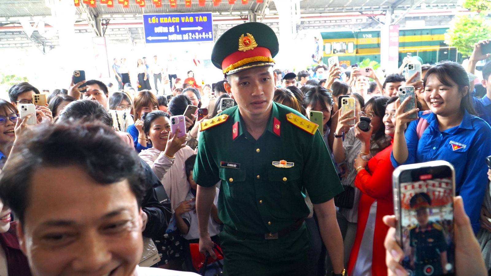 Quân dân vỡ òa cảm xúc tại lễ đón cán bộ, chiến sĩ thực hiện A80 trở về