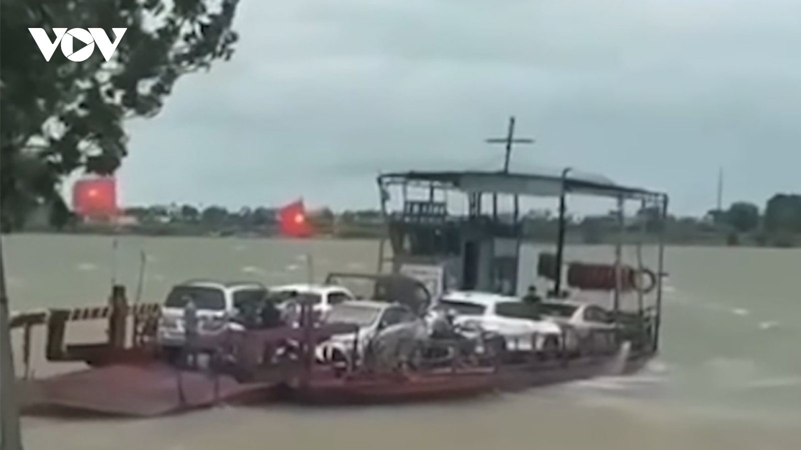 Chủ bến đò ngang ở Ninh Bình cố tình chở khách qua sông khi sóng to gió lớn từ bão số 10