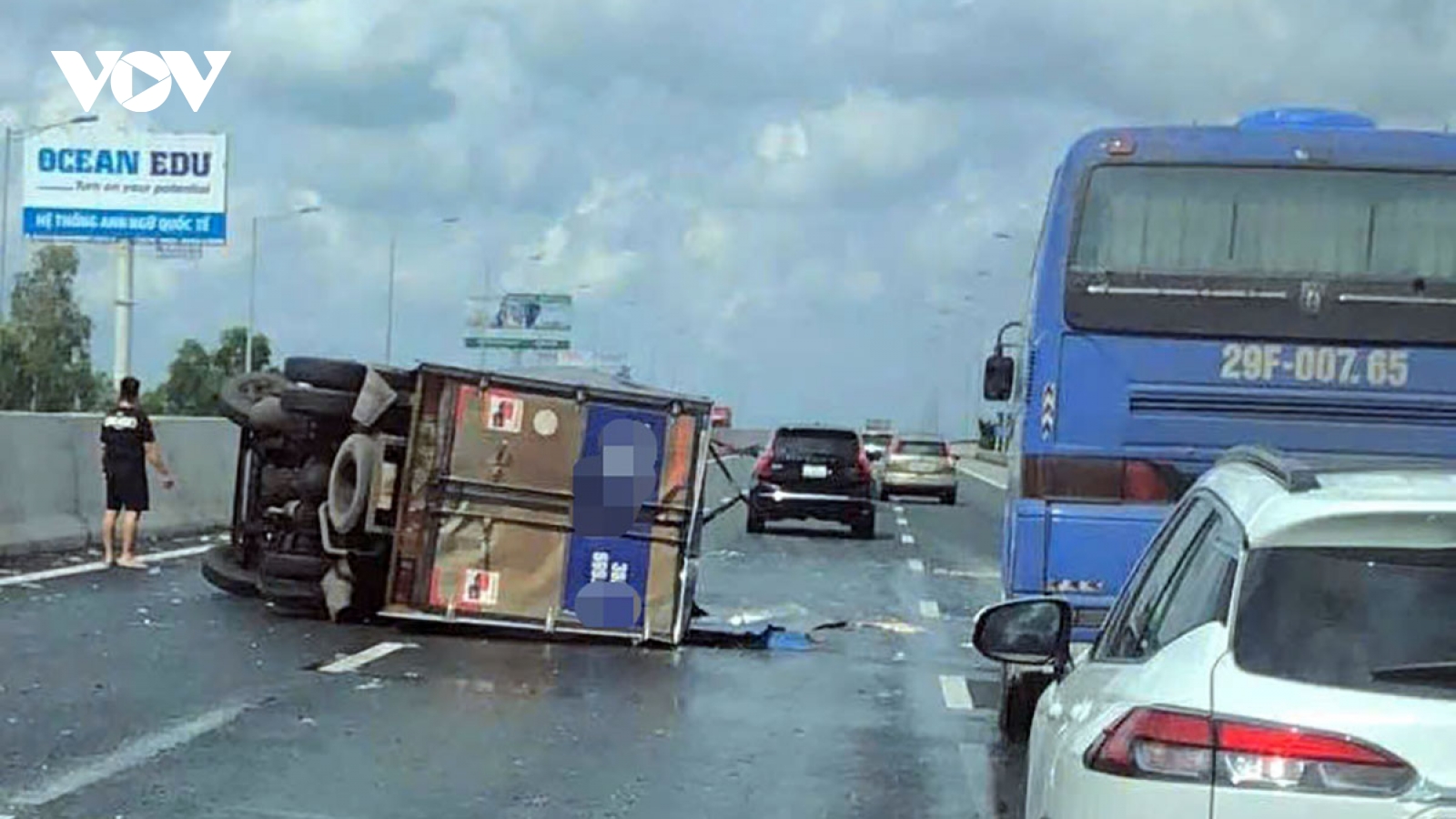 Xe tải lật nằm ngang trên đường, ùn tắc cục bộ cao tốc Hà Nội - Hải Phòng