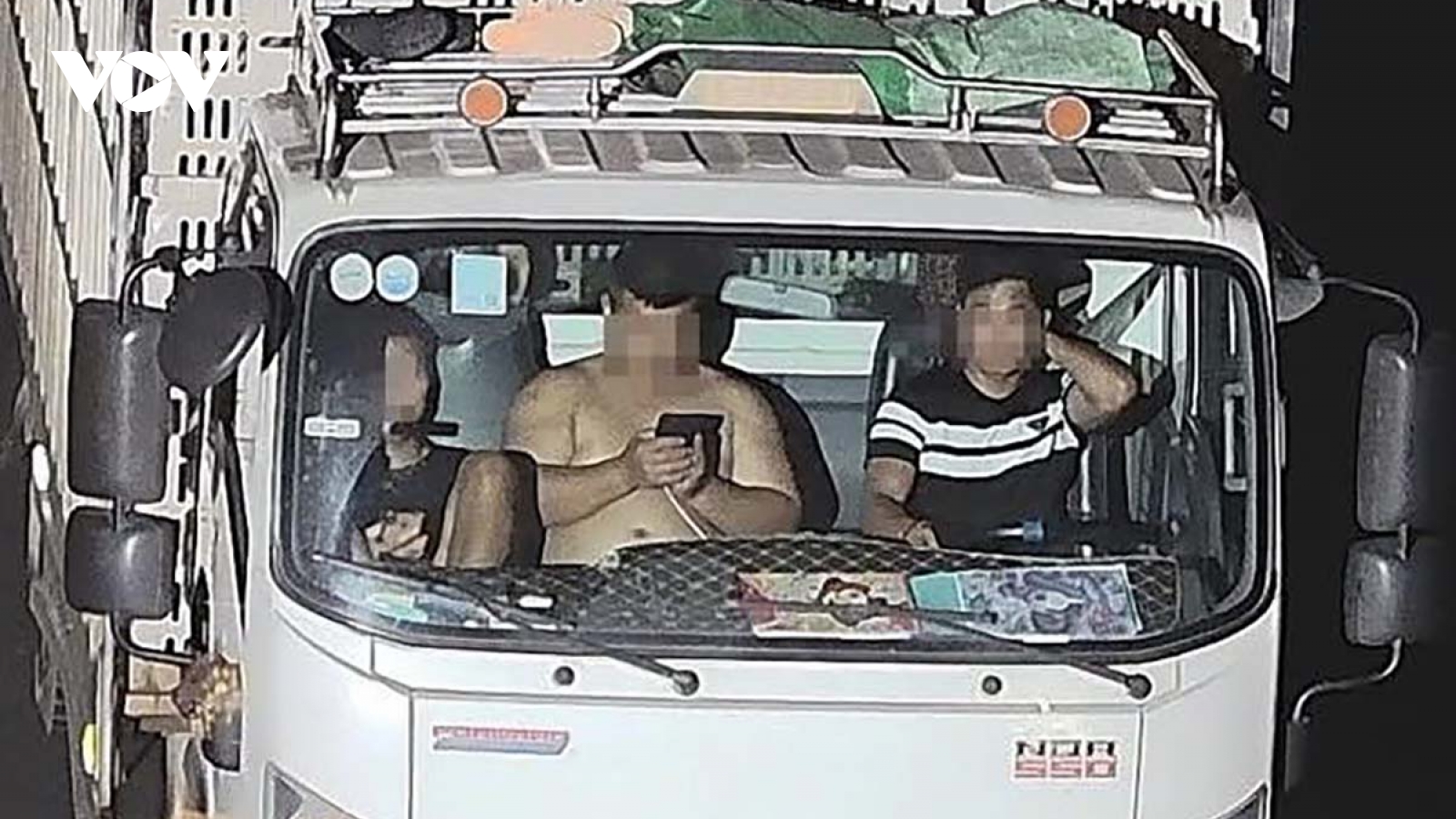 Hàng loạt tài xế bị phạt vì không thắt dây an toàn trên cao tốc Nội Bài - Lào Cai