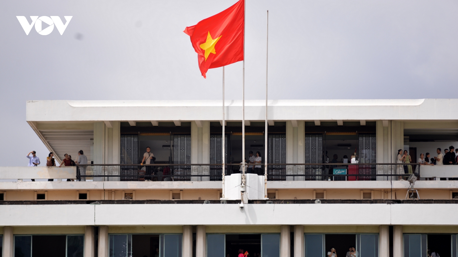 Người dân TP.HCM đổ ra đường mừng Tết Độc lập