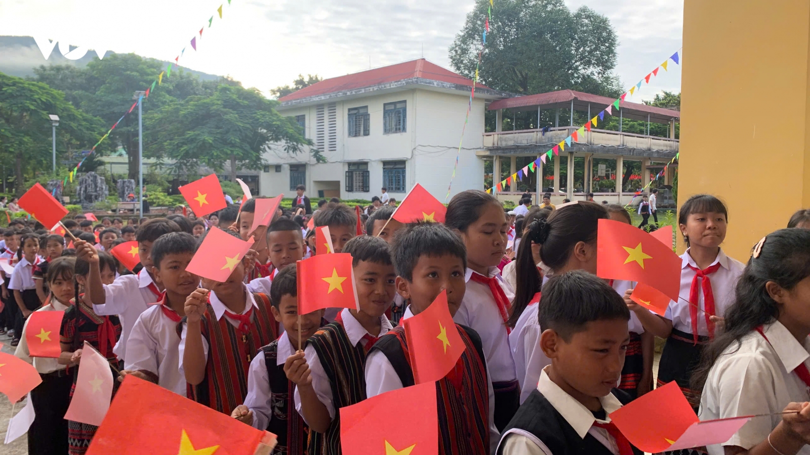 Học sinh công lập chính thức được miễn học phí và đóng một số khoản cố định