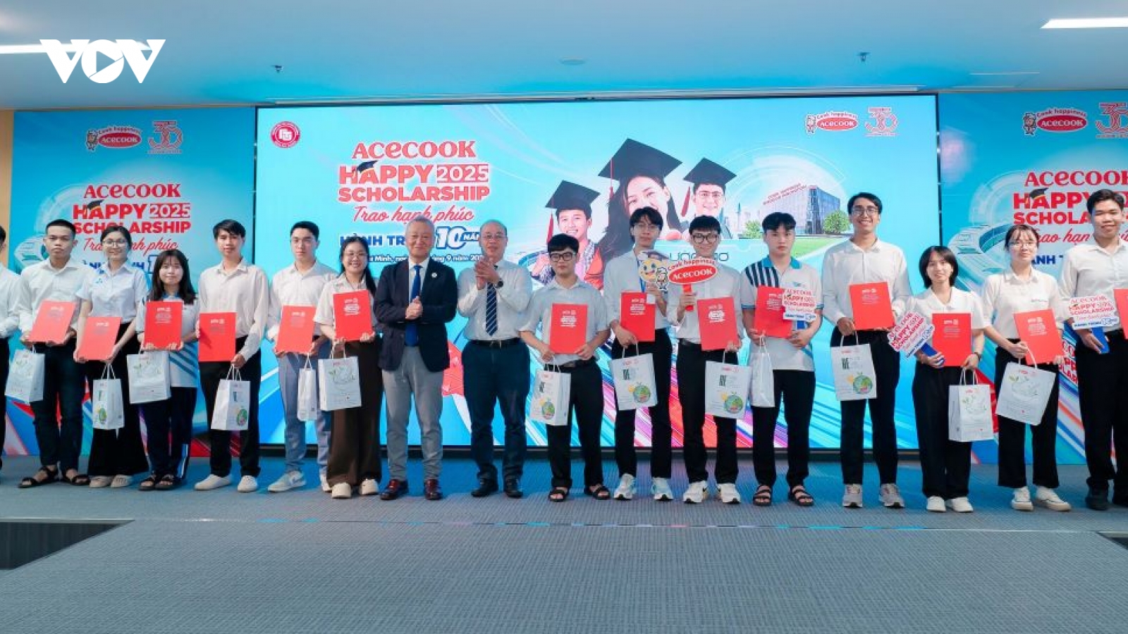 Lan tỏa hạnh phúc, chắp cánh ước mơ cho học sinh, sinh viên