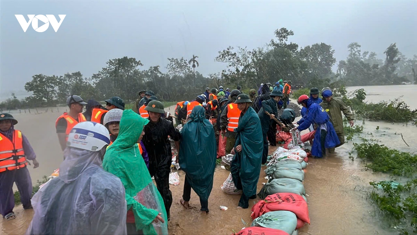 Người dân Thanh Hóa tất bật chạy lũ, không kịp sơ tán tài sản