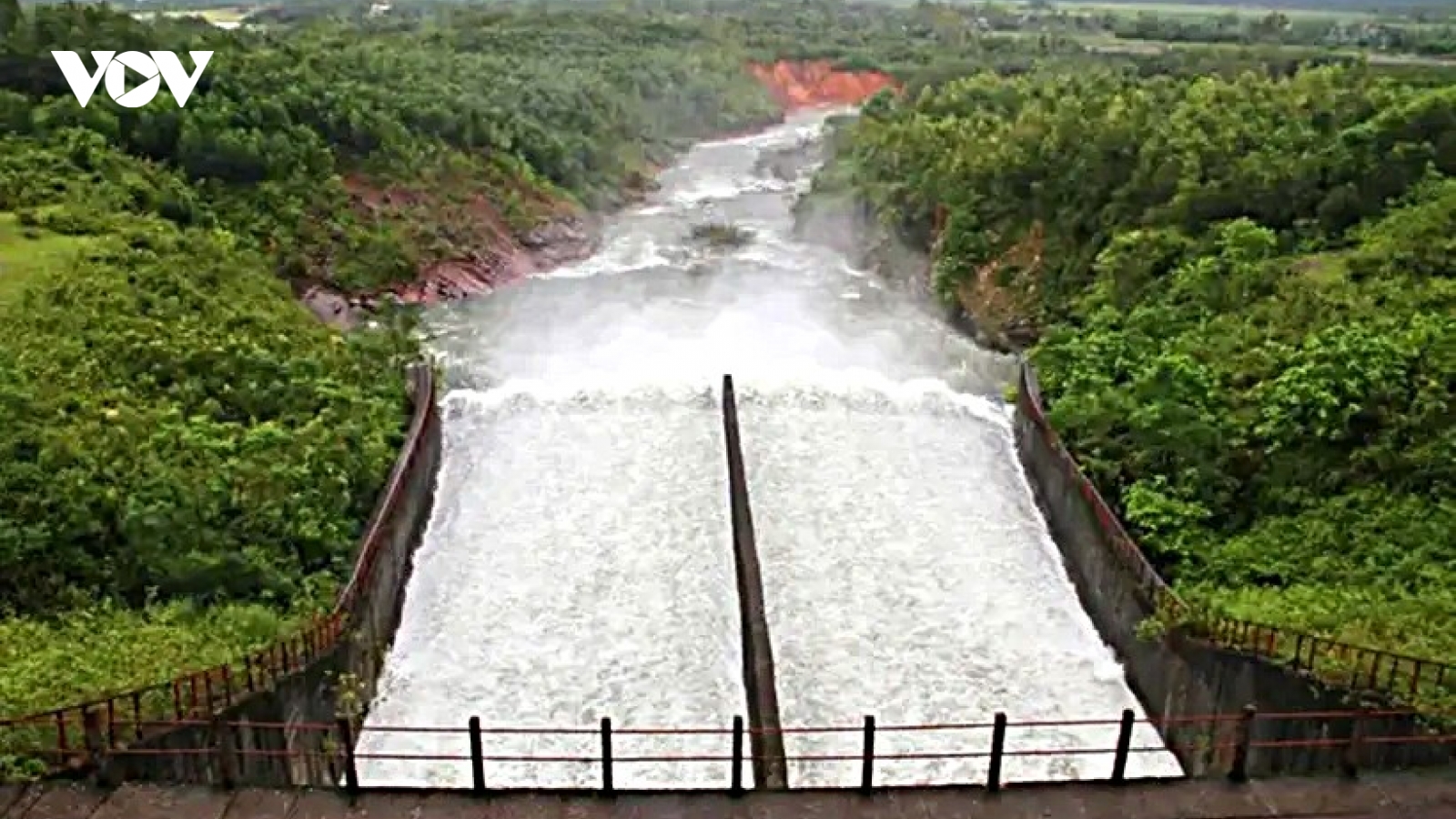 Nhiều hồ chứa ở Hà Tĩnh điều tiết xả tràn đón bão số 10