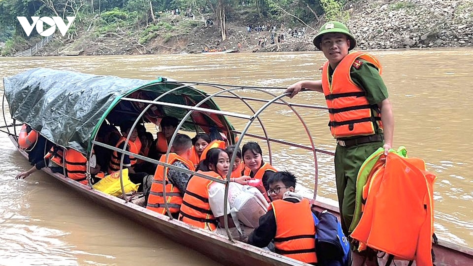 Xã vùng cao Nghệ An dùng thuyền hỗ trợ học sinh vượt sông tựu trường