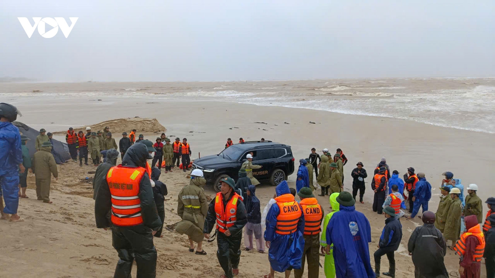 Đã cứu được 8 thuyền viên tàu gặp nạn ở Cửa Việt, đang tìm kiếm 3 người