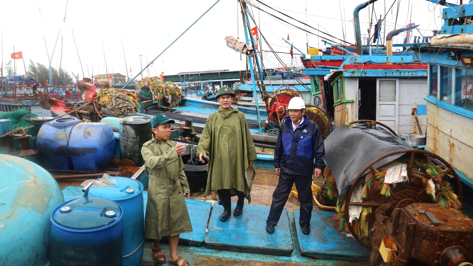 Quảng Ngãi siết chặt an toàn tàu thuyền, không để ngư dân ở lại dưới tàu