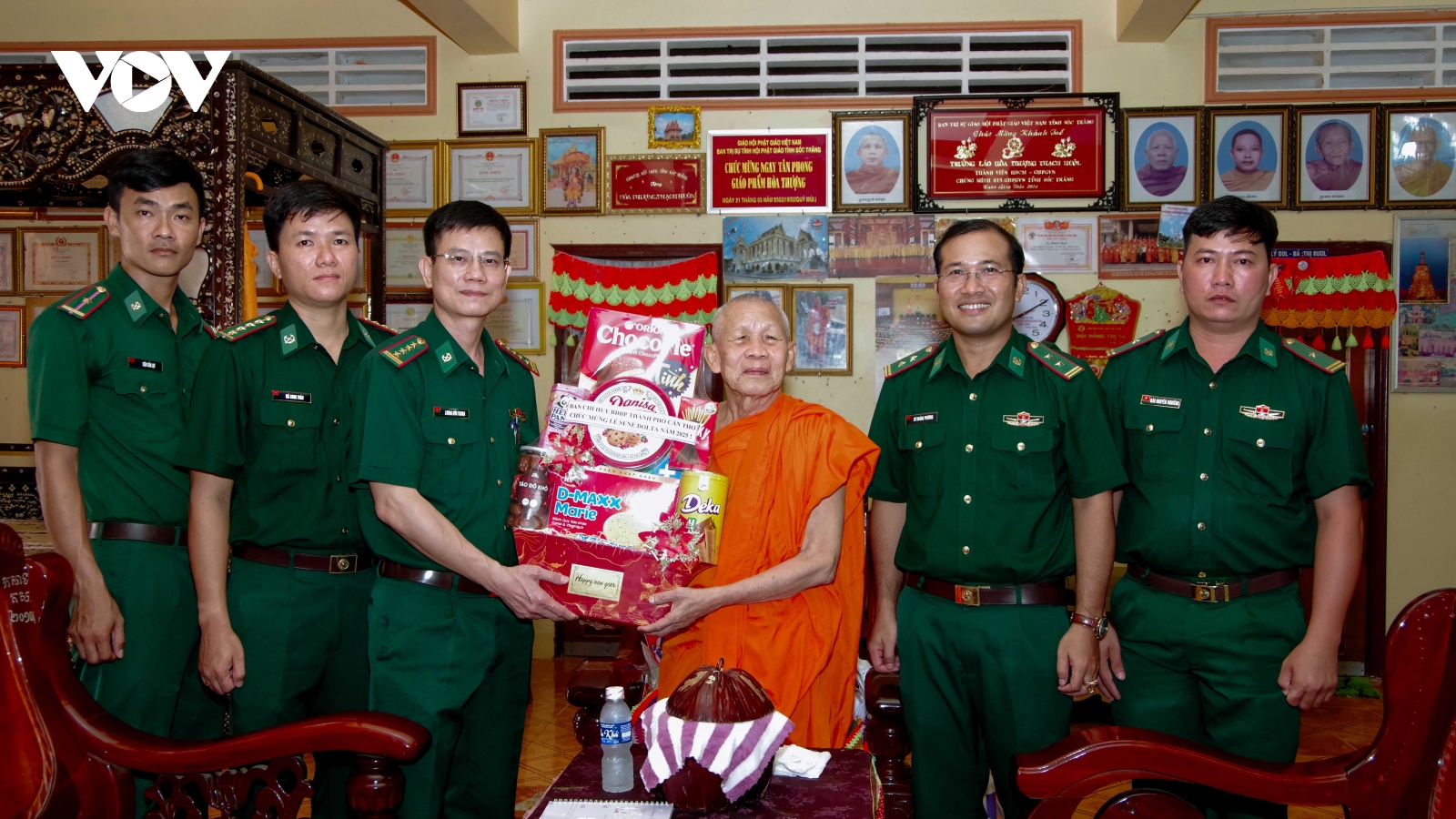 BĐBP Cần Thơ tặng quà các chùa Khmer vùng biên giới biển dịp Lễ Sen Đôn Ta 2025