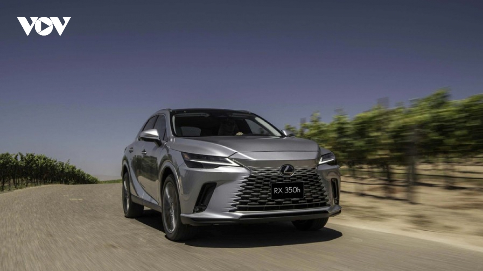 Lexus gửi gắm "thông điệp xanh" tới khách hàng Việt qua bộ đôi RX Hybrid mới