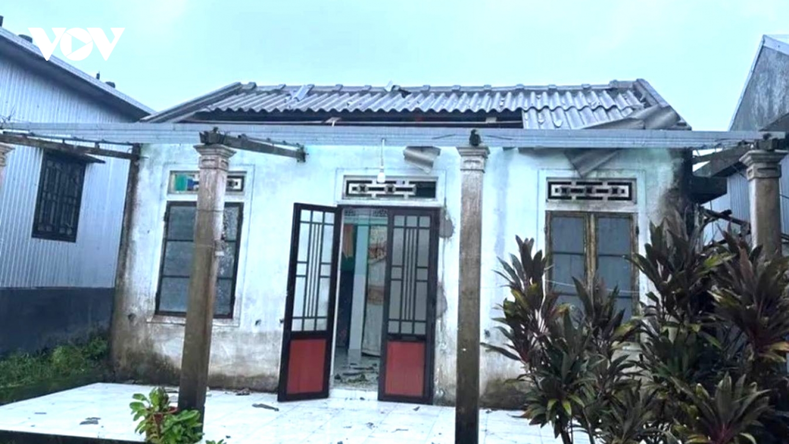 Bão số 10 chưa vào nhưng lốc xoáy làm hàng chục ngôi nhà ở Huế bị tốc mái